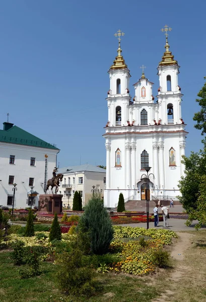 A igreja da Santa Ressurreição (Mercado) e o monumento ao Grão-Duque da Lituânia, Olgerd, em Vitebsk . — Fotografia de Stock