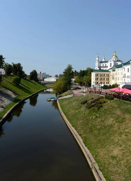 Vitba річка в старій частині Вітебськ. — стокове фото