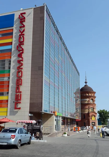 Centrum handlowe "Pervomaisky" i "Edem" na perspektywę Krasnoarmeyskom w Barnauł. — Zdjęcie stockowe