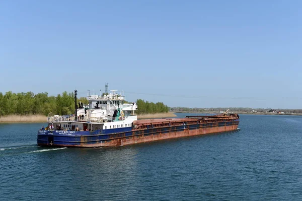 Dry-cargo ship "Volga-Don 5017" on the Don River near the village of Romanovskaya, Rostov Region. — Stock Photo, Image