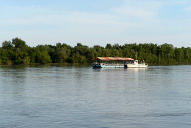  Barnaul şehir yakınındaki zevk tekne Ob Nehri üzerinde 