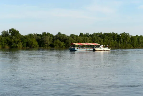 Човен насолоди "Barracuda" на річці Обі поблизу міста Барнаул. — стокове фото