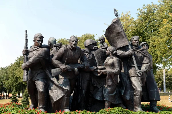 Fragmento del monumento "Libertadores de Vitebsk - Soldados soviéticos, partisanos y clandestinos " —  Fotos de Stock