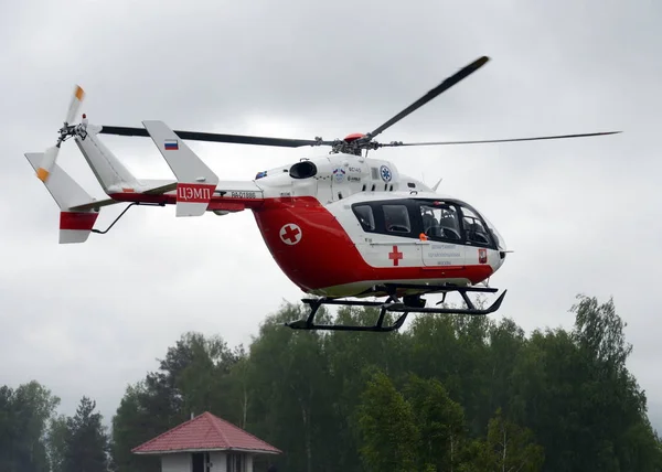 Aide médicale d'urgence en hélicoptère EU-145 sur la gamme du centre de sauvetage Noginsk EMERCOM de Russie au Salon international "Sécurité intégrée-2017 " — Photo