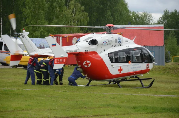 Helicóptero ayuda médica de emergencia UE-145 en la gama de Noginsk centro de rescate EMERCOM de Rusia en el Salón Internacional "Seguridad Integrada-2017 " — Foto de Stock