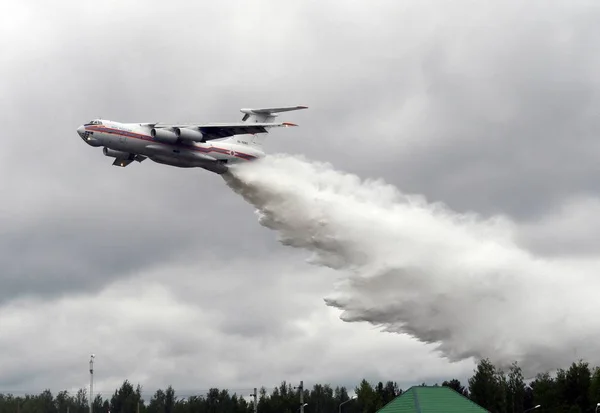 Fire-fighting aircraft IL-76TD drops water over the range of the Noginsk rescue center EMERCOM of Russia at the International Salon "Integrated Security-2017". — Stock Photo, Image