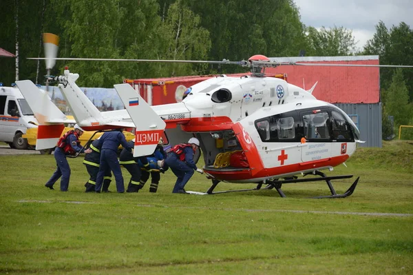 Helicóptero ayuda médica de emergencia UE-145 en la gama de Noginsk centro de rescate EMERCOM de Rusia en el Salón Internacional "Seguridad Integrada-2017 " —  Fotos de Stock