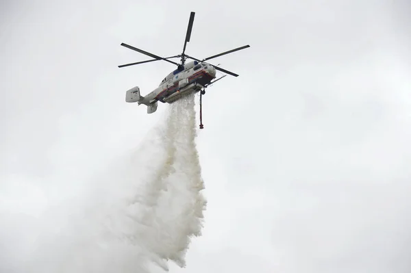 Der Feuerwehrhubschrauber -32 Tropfen Wasser. — Stockfoto