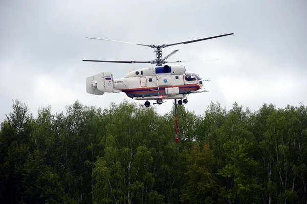 L'hélicoptère de lutte contre l'incendie - 32 pompes à eau . — Photo