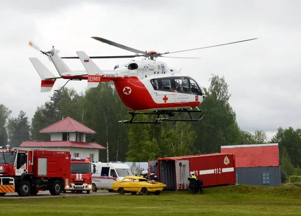 Aide médicale d'urgence en hélicoptère EU-145 sur la gamme du centre de sauvetage Noginsk EMERCOM de Russie au Salon international "Sécurité intégrée-2017 " — Photo