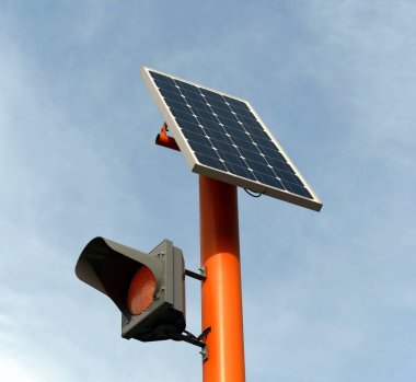 Yaya geçidi üzerinde güneş pili ile tek başına Led ampul.