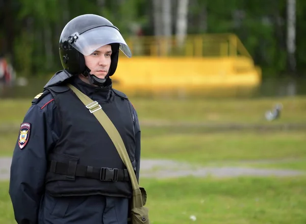 Ein Polizist in Absperrung während der Übungen. — Stockfoto