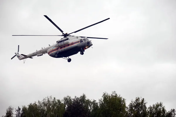 Hélicoptère Mi-8 EMERCOM de Russie à la portée du centre de sauvetage Noginsk lors du Salon International "Sécurité Intégrée-2017 " — Photo