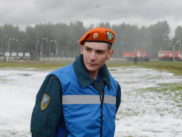 Rescate desconocido en el campo de entrenamiento del centro de rescate Noginsk del Ministerio de Situaciones de Emergencia durante el Salón Internacional "Integrated Security-2017 " — Foto de Stock