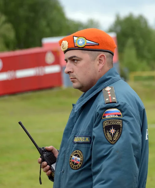 Retter auf dem Übungsplatz des Noginsk-Rettungszentrums des Ministeriums für Notfallsituationen während des internationalen Salons "Integrierte Sicherheit-2017" — Stockfoto