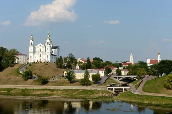 Piękny widok na historyczne centrum Witebska przez Dźwiny Zachodniej. Święty Sobór Zaśnięcia Duch Święty klasztor, Kościół zmartwychwstania, Ratusz. — Zdjęcie stockowe