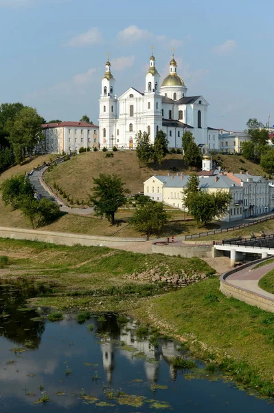 A Szent Istenanya elszenderedése-székesegyház, a Uszpenszkojei hegyen a nyugati-Dvina Vitebsk a fenti. — Stock Fotó