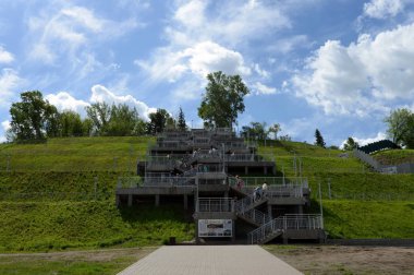 Barnaul dağlık parkta merdiven.