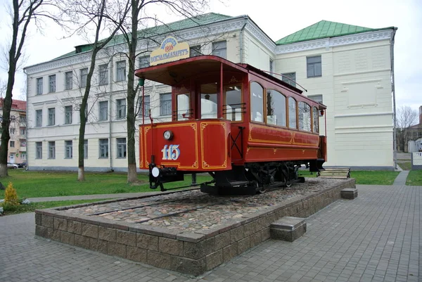Monumento ao primeiro bonde de Vitebsk em Vitebsk . — Fotografia de Stock