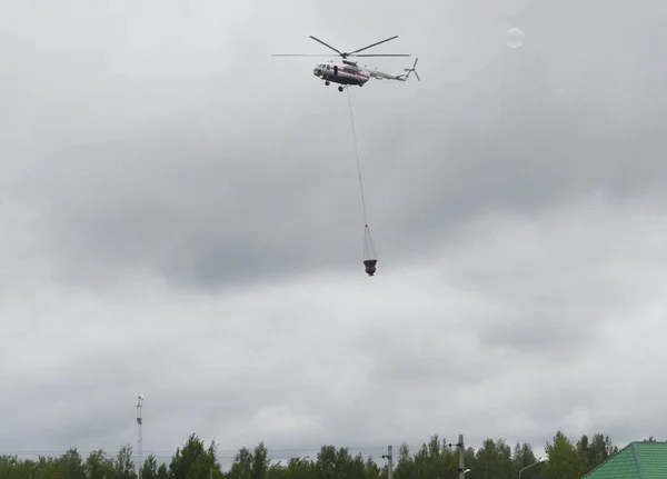 Fire-fighting helicopter Mi-8 of the Ministry of Emergency Situations of Russia on the range of Noginsk Rescue Center. — Stock Photo, Image