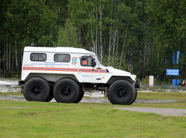 Off-Road aracı Trakol Noginsk kurtarma merkezi Emercom Rusya'nın. — Stok fotoğraf