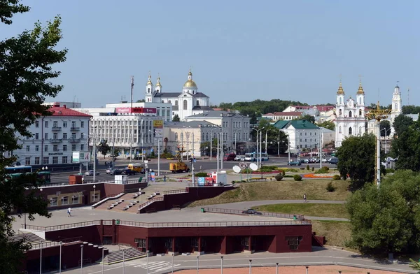 Вид на ратушу и храм Воскресения Христова на улице Ленина в Витебске . — стоковое фото