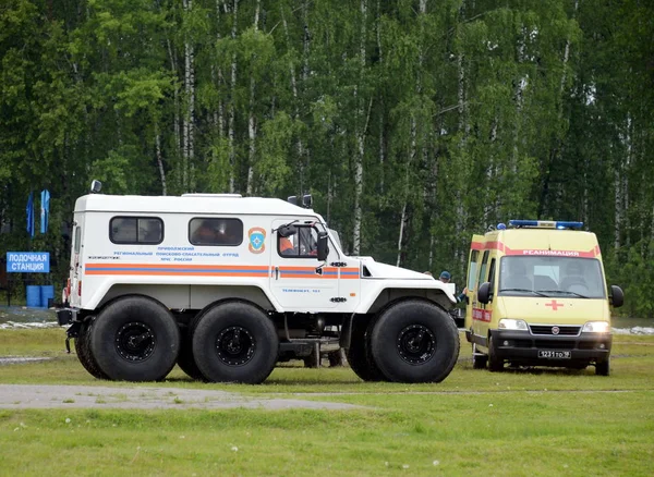 Automóviles del Ministerio de Medidas de Emergencia en la gama del centro de rescate Noginsk durante el Salón Internacional "Seguridad Integrada-2017 " — Foto de Stock
