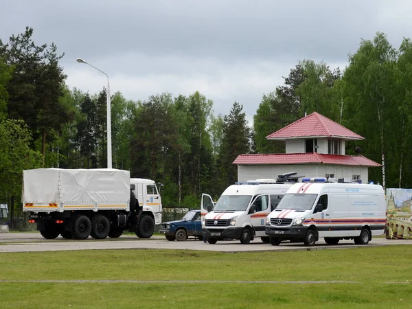 Автомобили МЧС на полигоне Ногинского спасательного центра во время Международного салона "Интегрированная безопасность-2017" " — стоковое фото