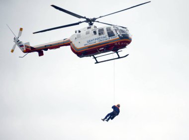  Kurtarıcı Noginsk kurtarma merkezi eğitim alanı, Rusya'nın Tsentrospas Emercom Bo-105 helikopter kurtarma.