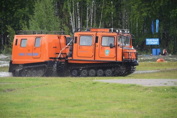 Complexo móvel universal para resgate e combate a incêndios em locais de difícil acesso no centro de resgate de Noginsk . — Fotografia de Stock