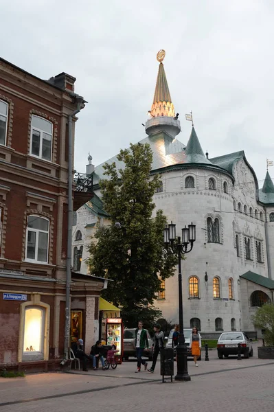 Fragment din Banca de Stat pe Bolshaya Pokrovskaya în Nijni Novgorod seara . — Fotografie, imagine de stoc