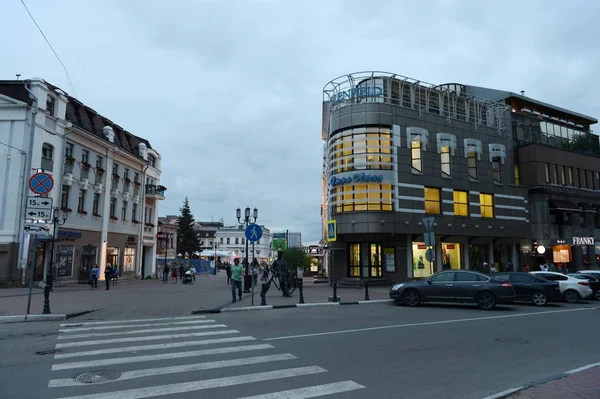 Calle peatonal Bolshaya Pokrovskaya en Nizhny Novgorod por la noche . —  Fotos de Stock