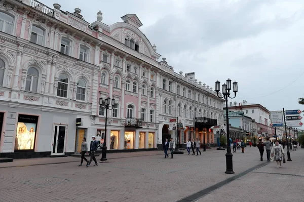 Rua pedonal Bolshaya Pokrovskaya em Nizhny Novgorod . — Fotografia de Stock