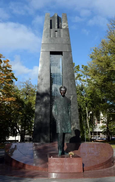 Monument to Vincas Kudirka (1858-1899), Lithuanian composer, doctor, prose writer, poet, author of the Lithuanian national anthem National song. — Stock Photo, Image