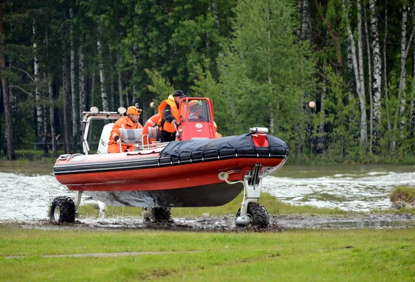  Kurtarma ekipleri Noginsk Kurtarma aralığı amfibi teknede 
