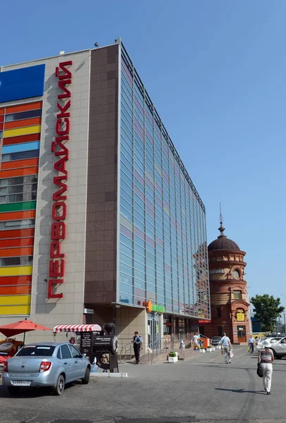 Shopping centers "Pervomaisky" and "Edem" on Prospect Krasnoarmeyskom in Barnaul. — Stock Photo, Image