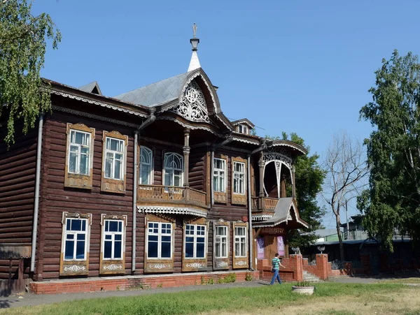 O velho edifício de madeira, a antiga casa dos comerciantes Shadrin na Avenida Krasnoarmeysky em Barnaul . — Fotografia de Stock