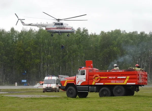 Rescue equipment at the training ground of the Noginsk rescue center of the Ministry of Emergency Situations during the International Salon "Integrated Security-2017" — Stock Photo, Image