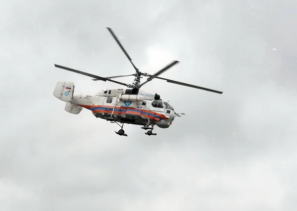Вертолет-32 МЧС России . — стоковое фото