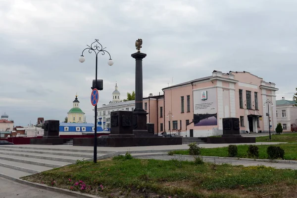 Rudé náměstí v městě Yelets. Stela na počest uděluje titul "město vojenské slávy" — Stock fotografie