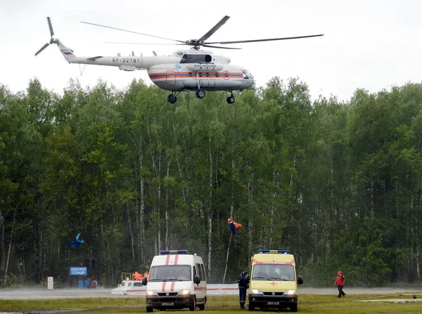 Transport du Ministère des Situations d'Urgence à portée du Centre de Secours de Noginsk . — Photo