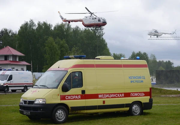 Transporte del Ministerio de Situaciones de Emergencia en la gama del Centro de Rescate Noginsk . — Foto de Stock