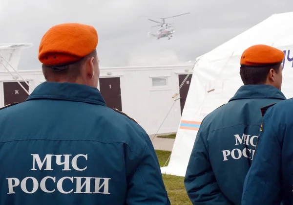 Rescuers at the training ground of the Noginsk rescue center of the Ministry of Emergency Situations during the International Salon "Integrated Security-2017" — Stock Photo, Image