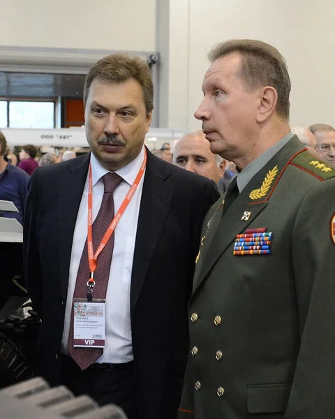 Plaatsvervangend Ministers van het interieur van Rusland Sergey Gerasimov en Viktor Zolotov op de internationale tentoonstelling "Interpolitex" — Stockfoto