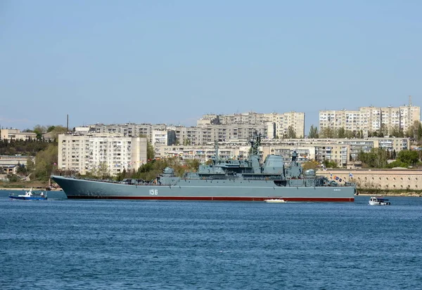 Groot amfibische schip "Jamal" in de baai van Sevastopol. — Stockfoto
