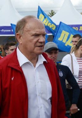  Komünist Parti lideri Gennady Zyuganov basın Festivali, Moskova.