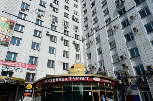 Гостиница "Турист" в Барнауле . — стоковое фото