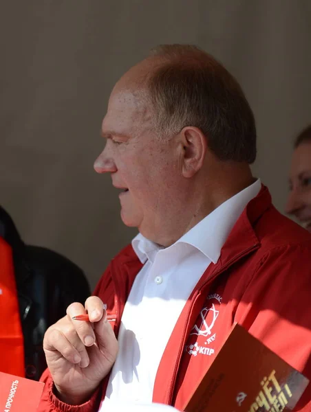 Gennady Zyuganov, líder del Partido Comunista, en el festival de prensa de Moscú . — Foto de Stock