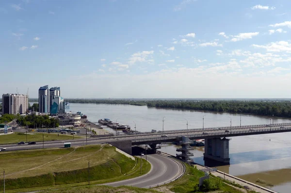 Vista de la ciudad de Barnaul desde la parte montañosa . — Foto de Stock