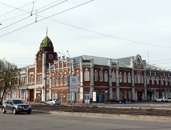 Budynek muzeum "City" na skrzyżowaniu alei Lenina i Lew Tołstoj w Barnauł. Dawny budynek rady miejskiej. — Zdjęcie stockowe